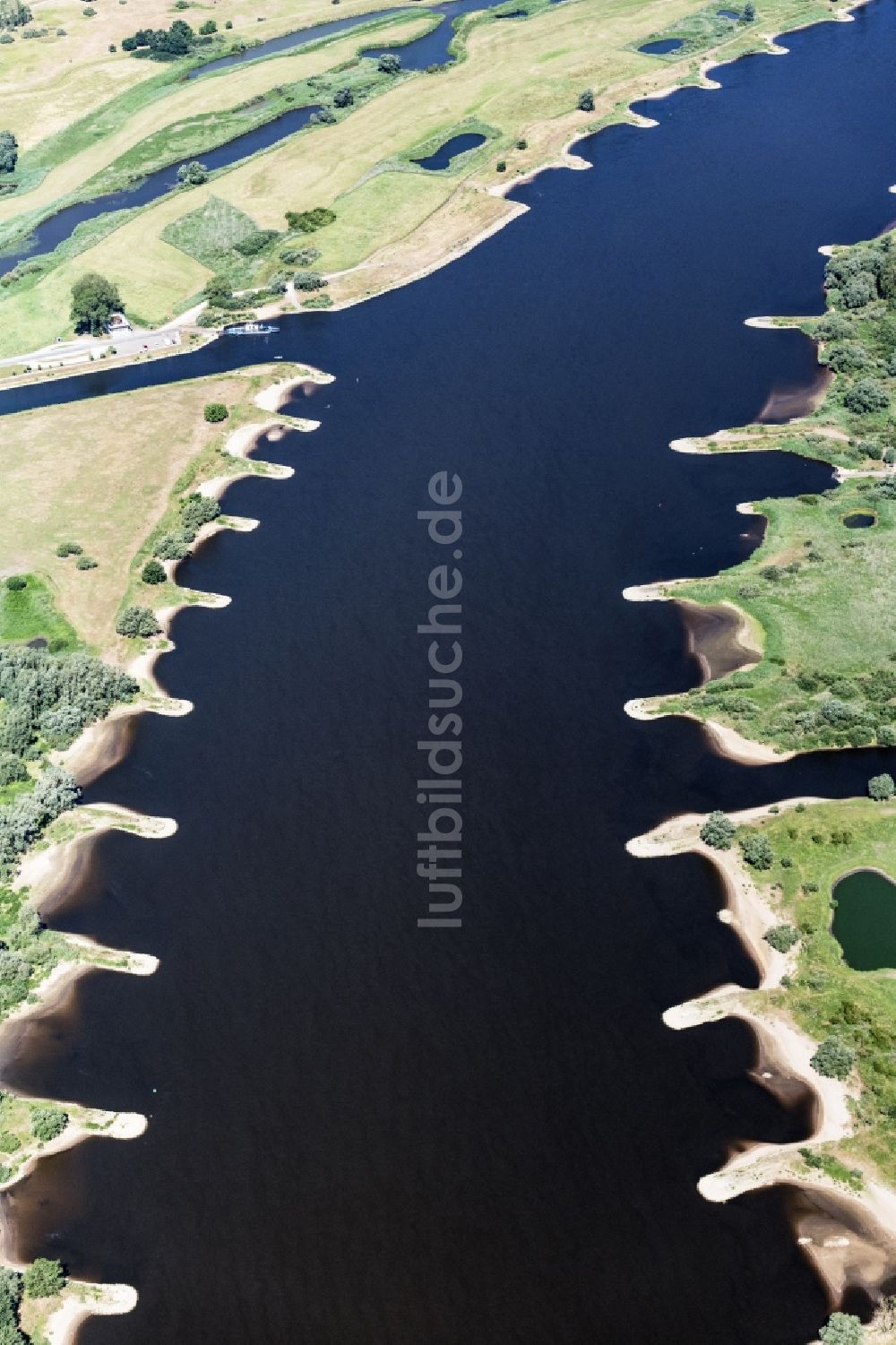 Luftaufnahme Bleckede - Buhnen- Landschaft an den Uferbereichen des Elbe Flussverlaufes in Bleckede im Bundesland Niedersachsen, Deutschland