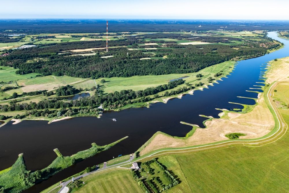 Pevestorf aus der Vogelperspektive: Buhnen- Landschaft an den Uferbereichen des Elbe Flussverlaufes in Pevestorf im Bundesland Brandenburg, Deutschland
