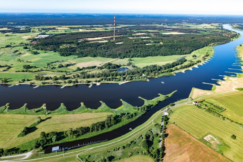 Luftbild Pevestorf - Buhnen- Landschaft an den Uferbereichen des Elbe Flussverlaufes in Pevestorf im Bundesland Brandenburg, Deutschland