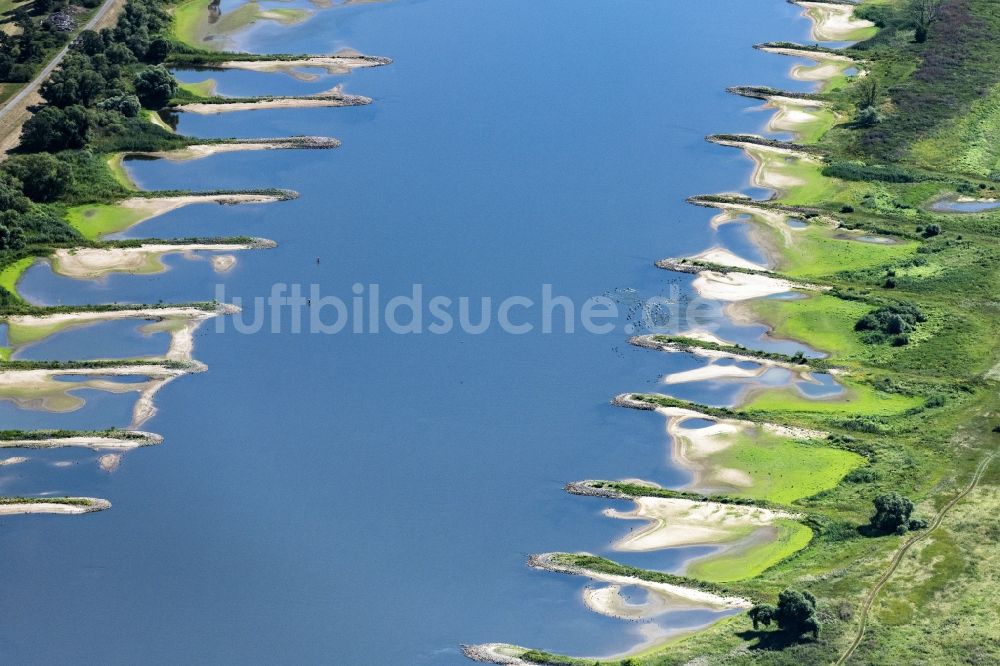 Schönberg von oben - Buhnen- Landschaft an den Uferbereichen der Elbe Flussverlaufes in Schönberg im Bundesland Sachsen-Anhalt, Deutschland