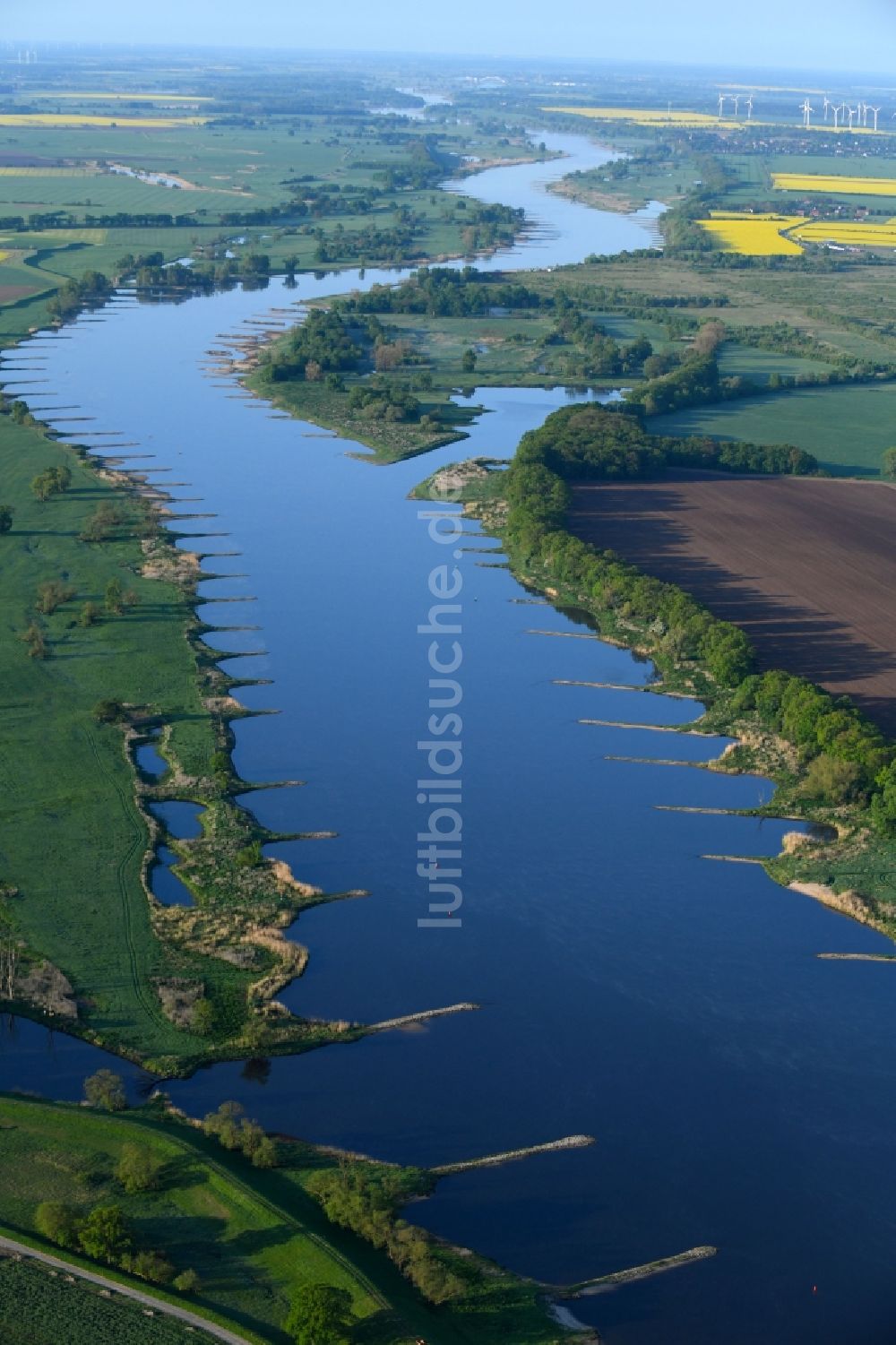 Wulkau aus der Vogelperspektive: Buhnen- Landschaft an den Uferbereichen des Elbe Flussverlaufes in Wulkau im Bundesland Sachsen-Anhalt, Deutschland