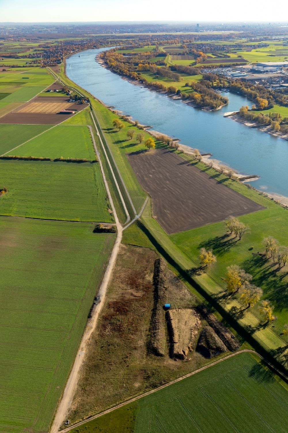 Duisburg von oben - Buhnen- Landschaft an den Uferbereichen des Rhein Flussverlaufes in Duisburg im Bundesland Nordrhein-Westfalen