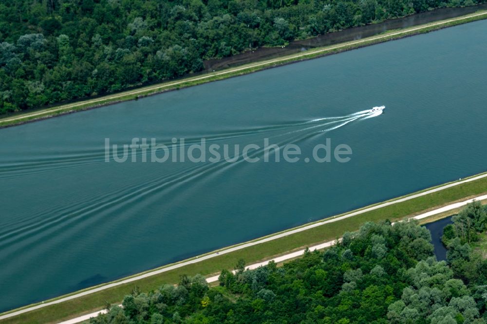 Rhinau aus der Vogelperspektive: Buhnen- Landschaft an den Uferbereichen Rhein mit Motorschiff Flussverlaufes in Rhinau in Grand Est, Frankreich