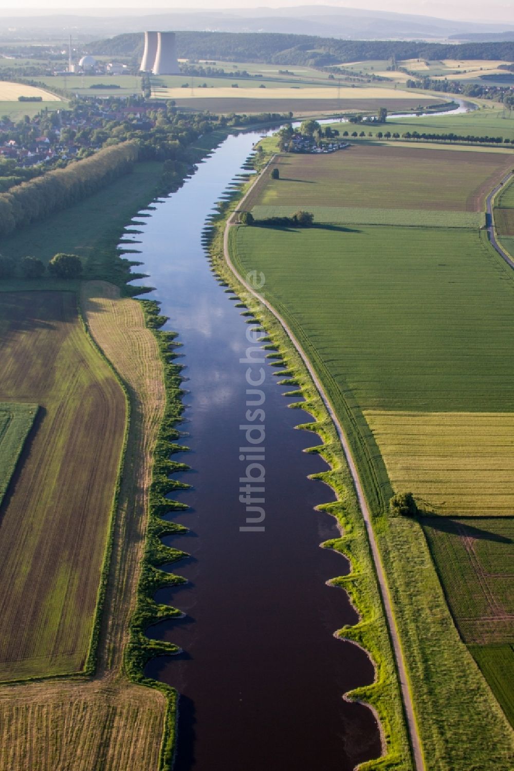 Luftaufnahme Emmerthal - Buhnen- Landschaft an den Uferbereichen der Weser Flussverlaufes in Emmerthal im Bundesland Niedersachsen, Deutschland