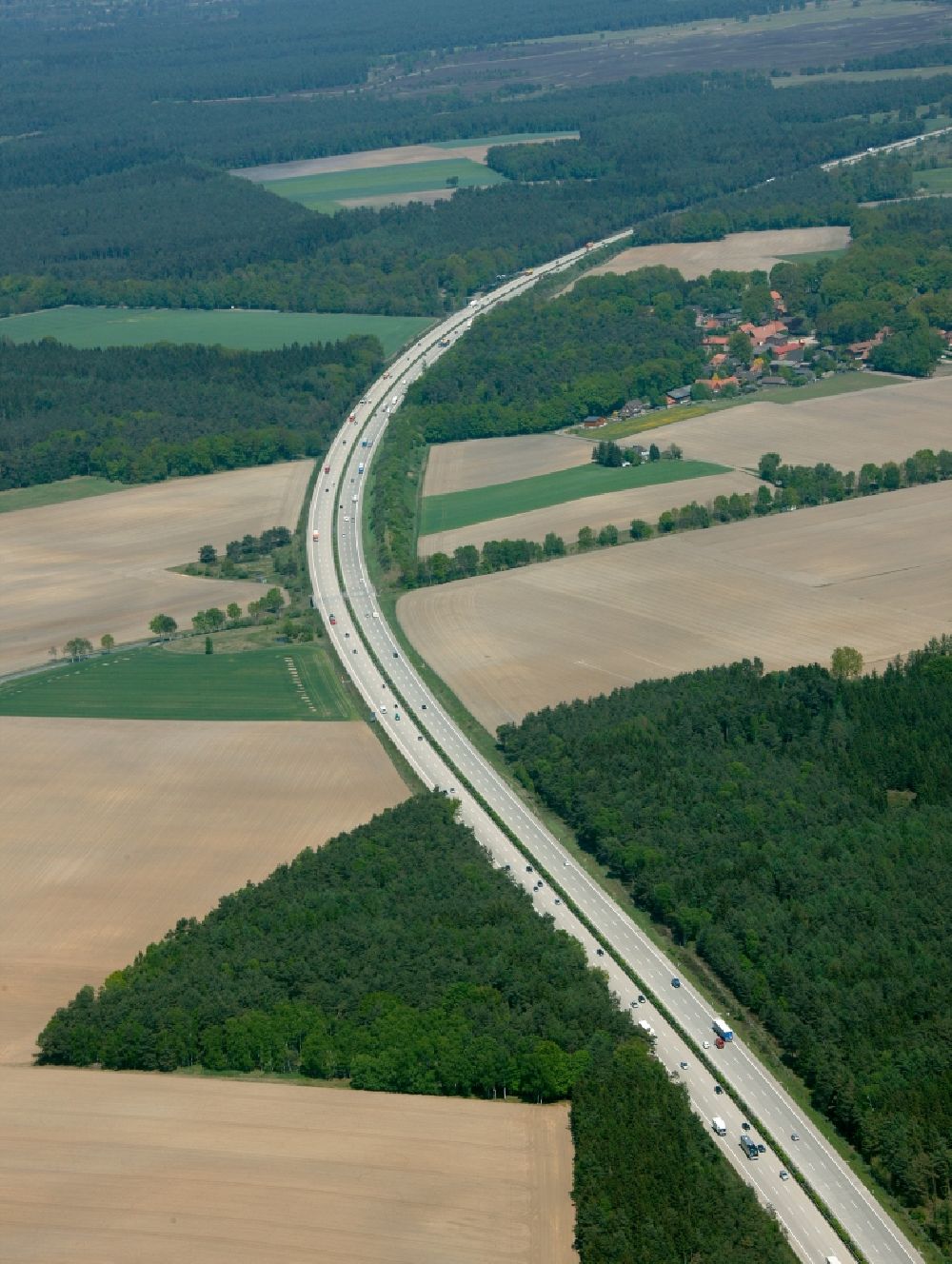 Bispingen aus der Vogelperspektive: Bundesautobahn 7 und Europastraße 45 bei Bispingen im Bundesland Niedersachsen
