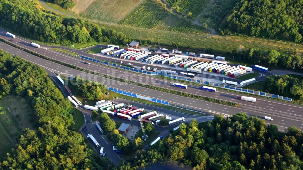Bad Honnef aus der Vogelperspektive: Bundesautobahn 3, Rastplatz Logebach im Bundesland Nordrhein-Westfalen, Deutschland