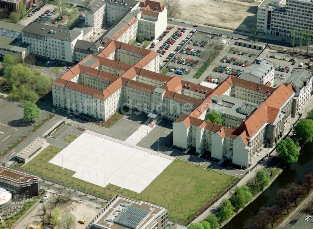 Luftbild Berlin - Tiergarten - Bundesministerium der Verteidigung (Bendlerblock) an der Stauffenbergstraße in Berlin - Tiergarten.