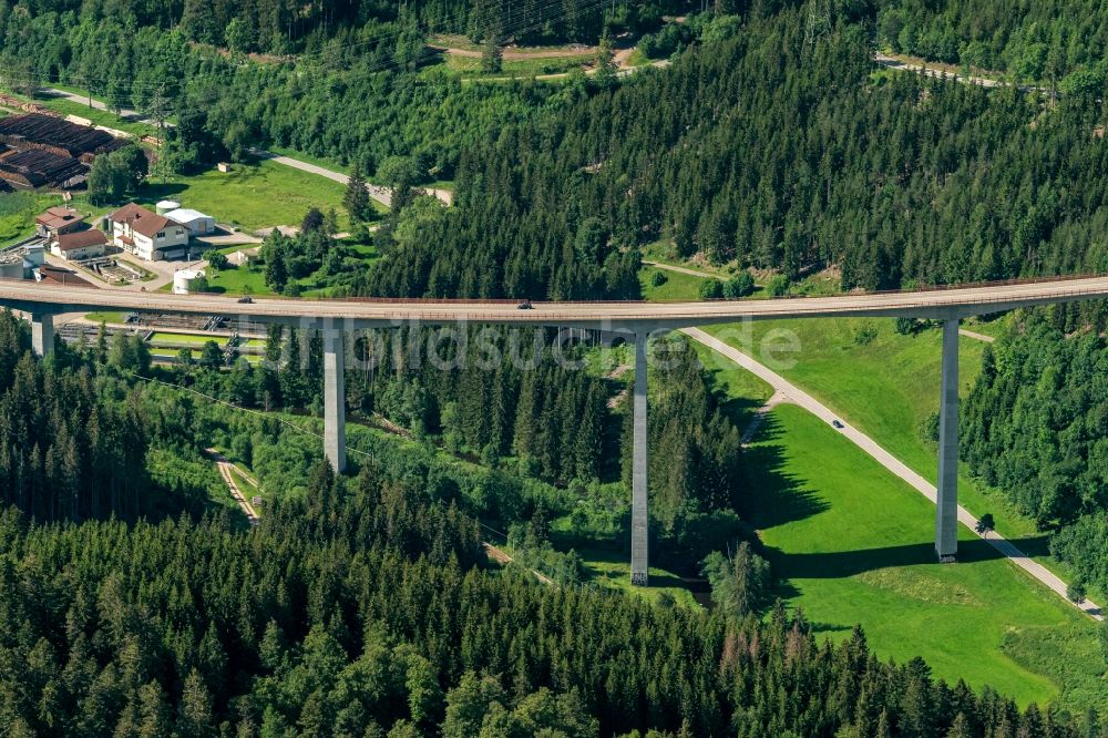Luftaufnahme Titisee-Neustadt - Bundesstrasse - Brückenbauwerk der B31 in Titisee-Neustadt im Bundesland Baden-Württemberg, Deutschland
