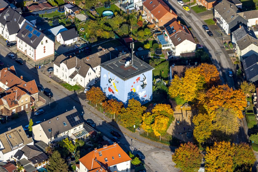 Gladbeck von oben - Bunker- Gebäudekomplex eines ehemaligen Hochbunkers mit Graffiti in Gladbeck im Bundesland Nordrhein-Westfalen, Deutschland