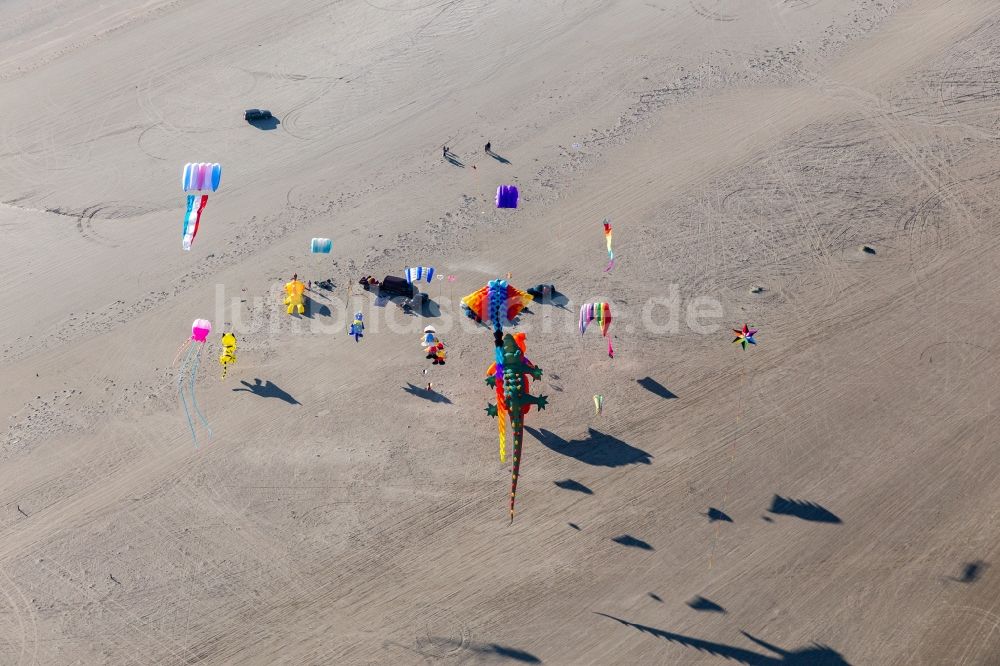 Luftaufnahme Fanö - Bunte Drachen über der Sandstrand- Landschaft an der Westküste der Nordseeinsel in Fanö in, Dänemark