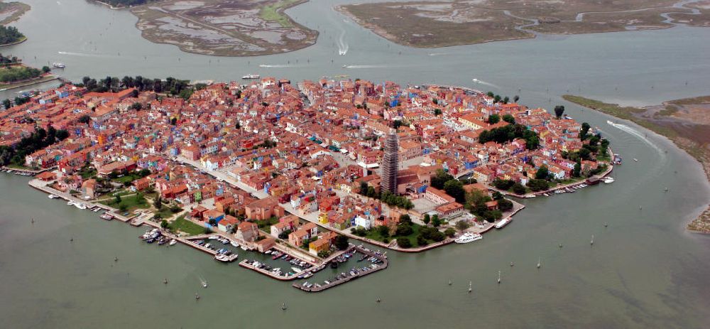 Venedig aus der Vogelperspektive: Burano in der Lagune von Venedig