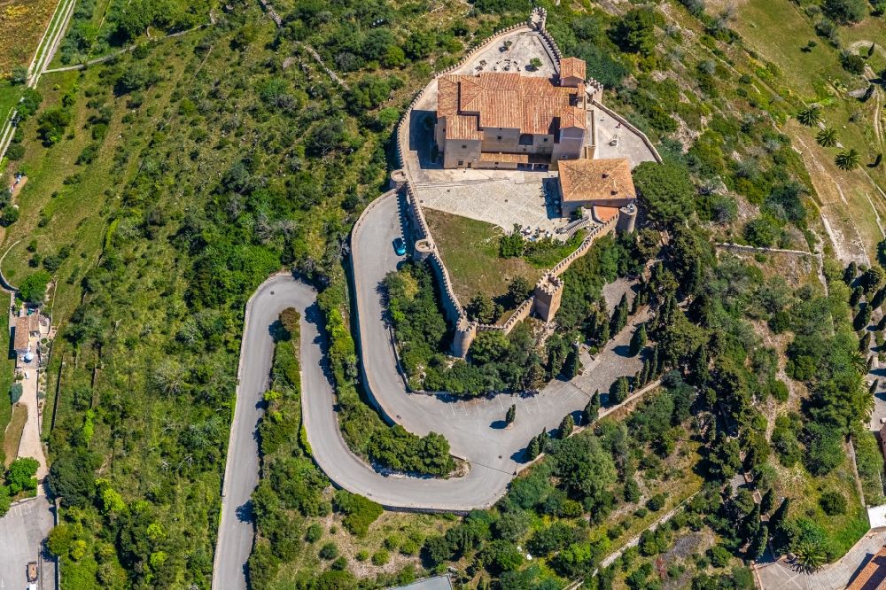 Arta aus der Vogelperspektive: Burg Almudaina d'Artà an der C. del Castellet in Arta in Balearische Insel Mallorca, Spanien