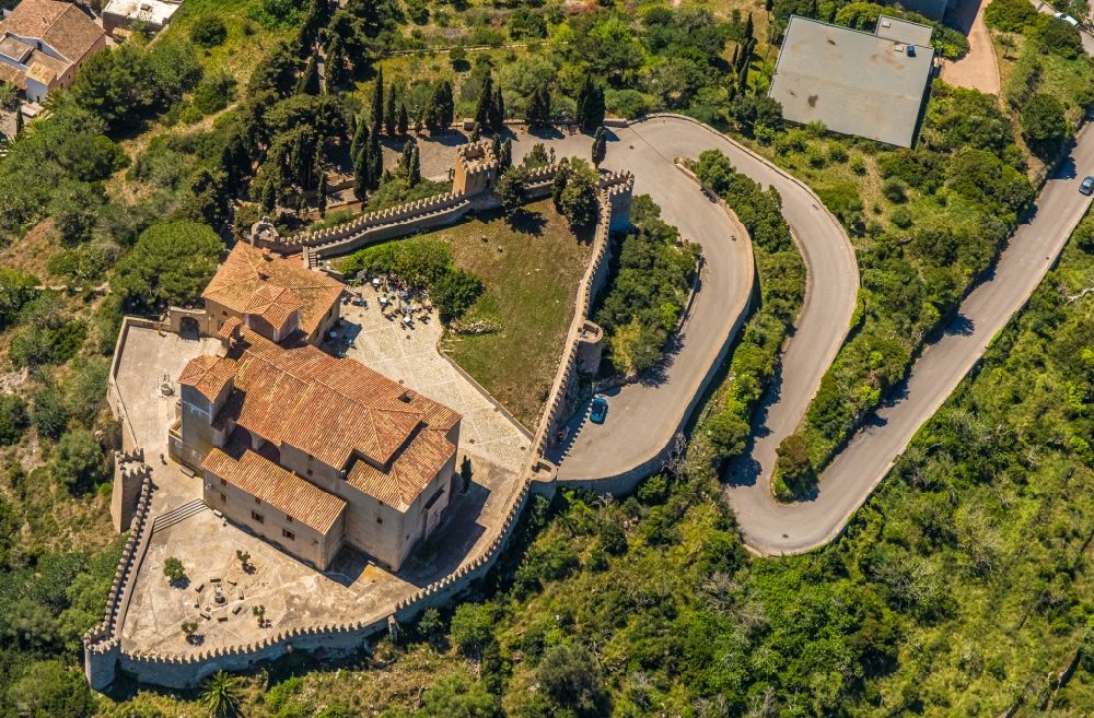 Luftaufnahme Arta - Burg Almudaina d'Artà an der C. del Castellet in Arta in Balearische Insel Mallorca, Spanien