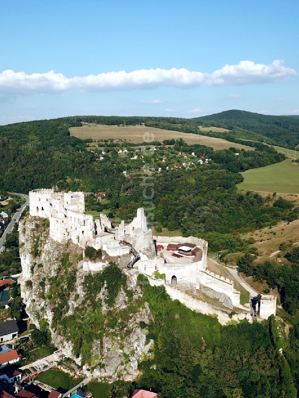 Beckov von oben - Burg in Beckov in Trenciansky kraj, Slowakei