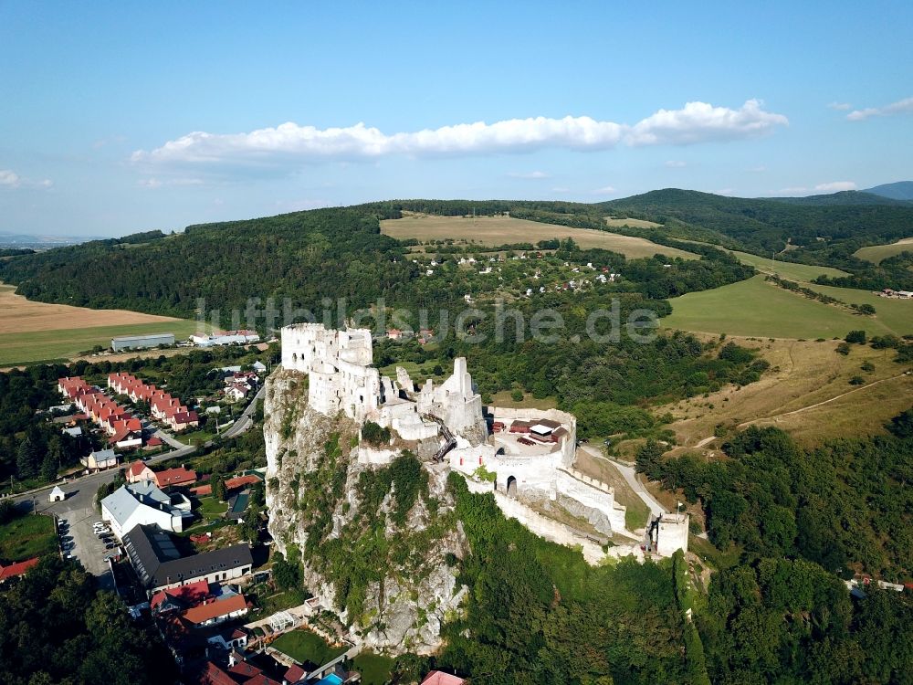 Beckov aus der Vogelperspektive: Burg in Beckov in Trenciansky kraj, Slowakei