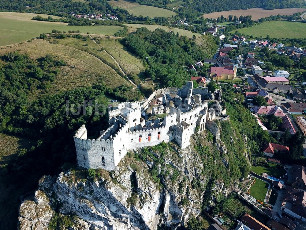 Luftbild Beckov - Burg in Beckov in Trenciansky kraj, Slowakei