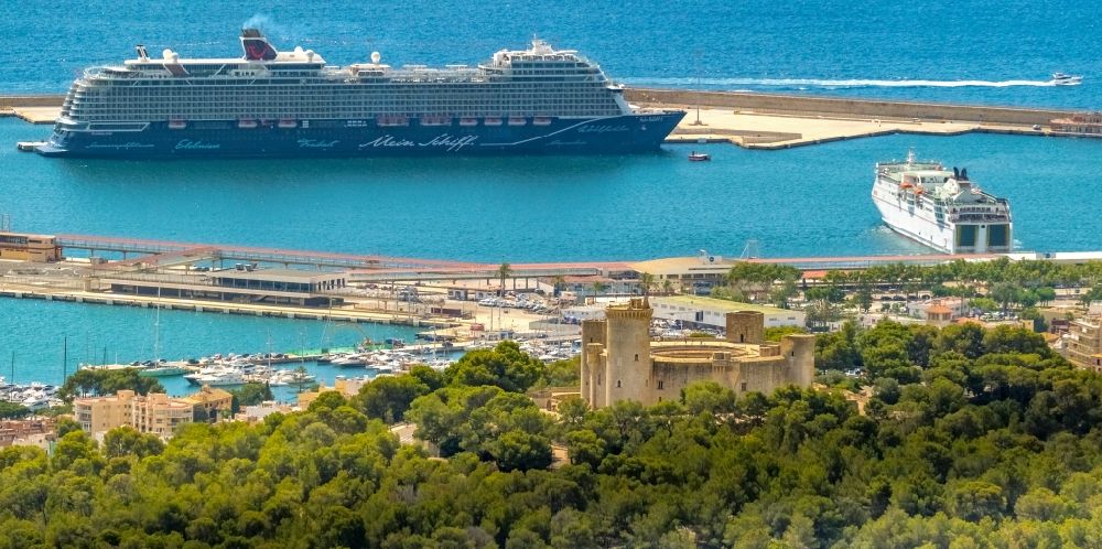 Palma von oben - Burg Castell de Bellver mit Blick auf ein Kreuzfahrtschiff im Hafen im Ortsteil Ponent in Palma in Balearische Insel Mallorca, Spanien