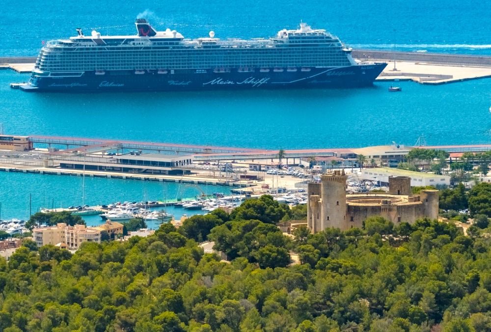 Palma aus der Vogelperspektive: Burg Castell de Bellver mit Blick auf ein Kreuzfahrtschiff im Hafen im Ortsteil Ponent in Palma in Balearische Insel Mallorca, Spanien