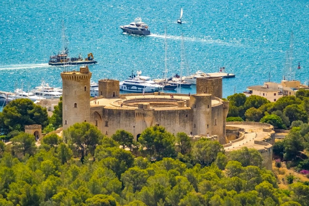 Luftaufnahme Palma - Burg Castell de Bellver am Carrer Castell de Bellver - Carrer Camilo José Cela im Ortsteil Ponent in Palma in Balearische Insel Mallorca, Spanien