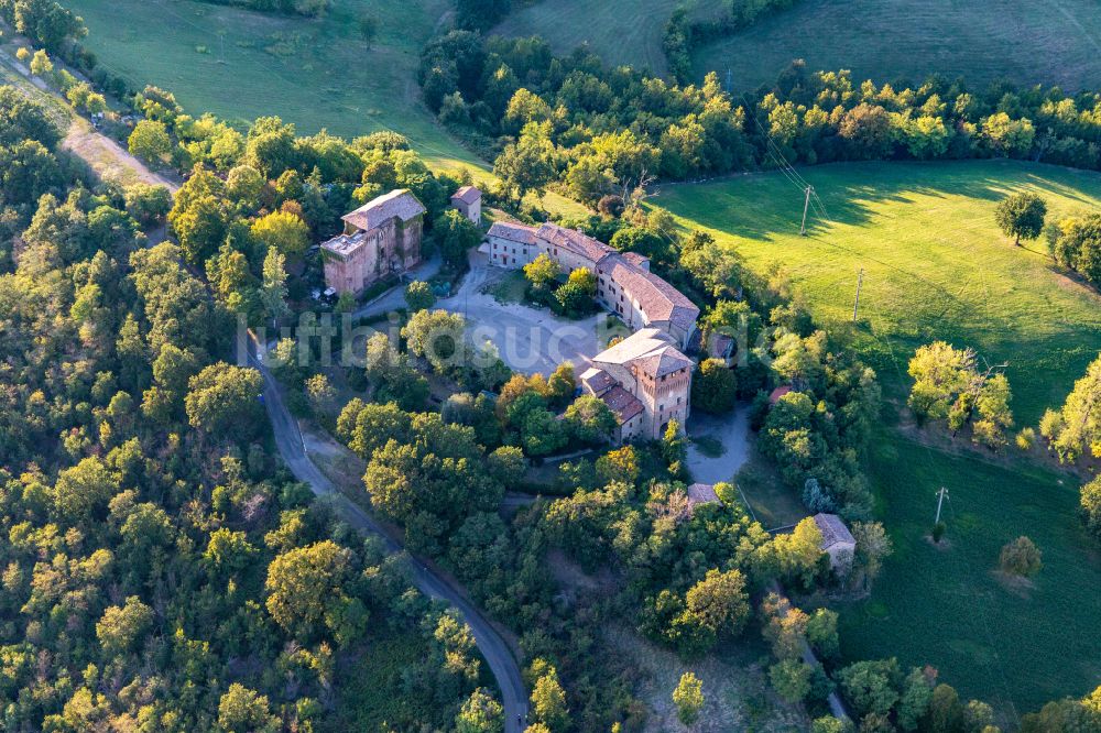 Casalgrande von oben - Burg Castello Casalgrande in Casalgrande in Emilia-Romagna, Italien