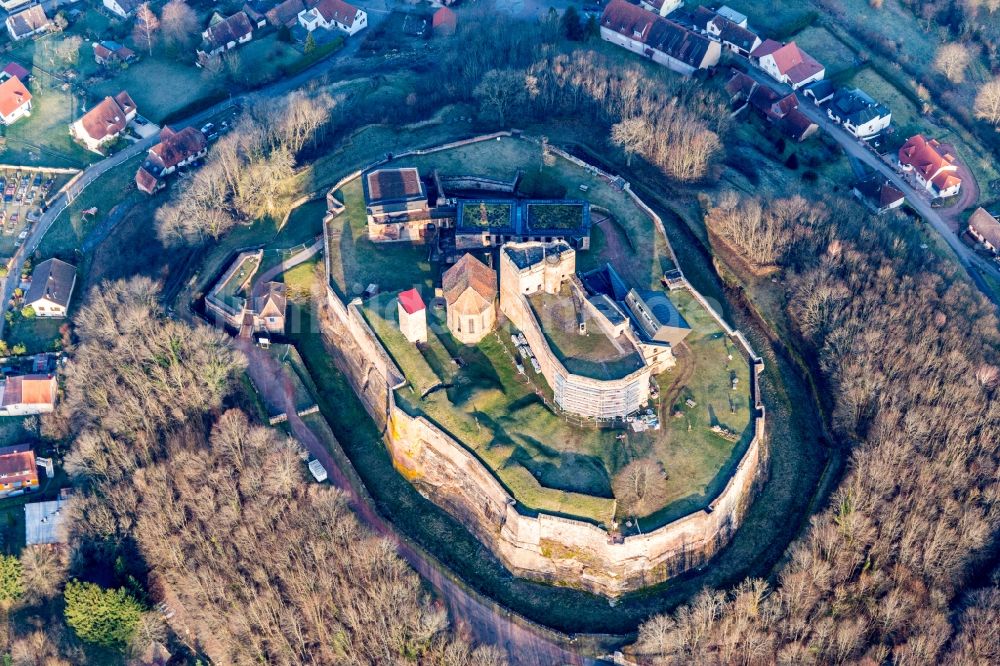 Luftaufnahme Lichtenberg - Burg Chateau Lichtenberg mit Freilichtbühne in Lichtenberg in Grand Est, Frankreich