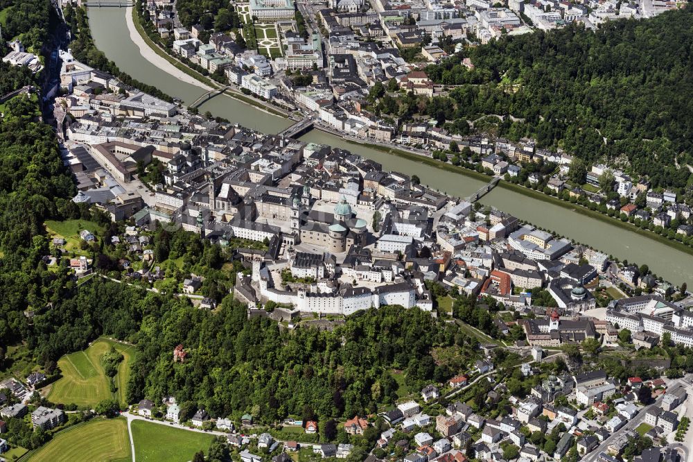 Salzburg aus der Vogelperspektive: Burg Festung Hohensalzburg in Salzburg in Österreich