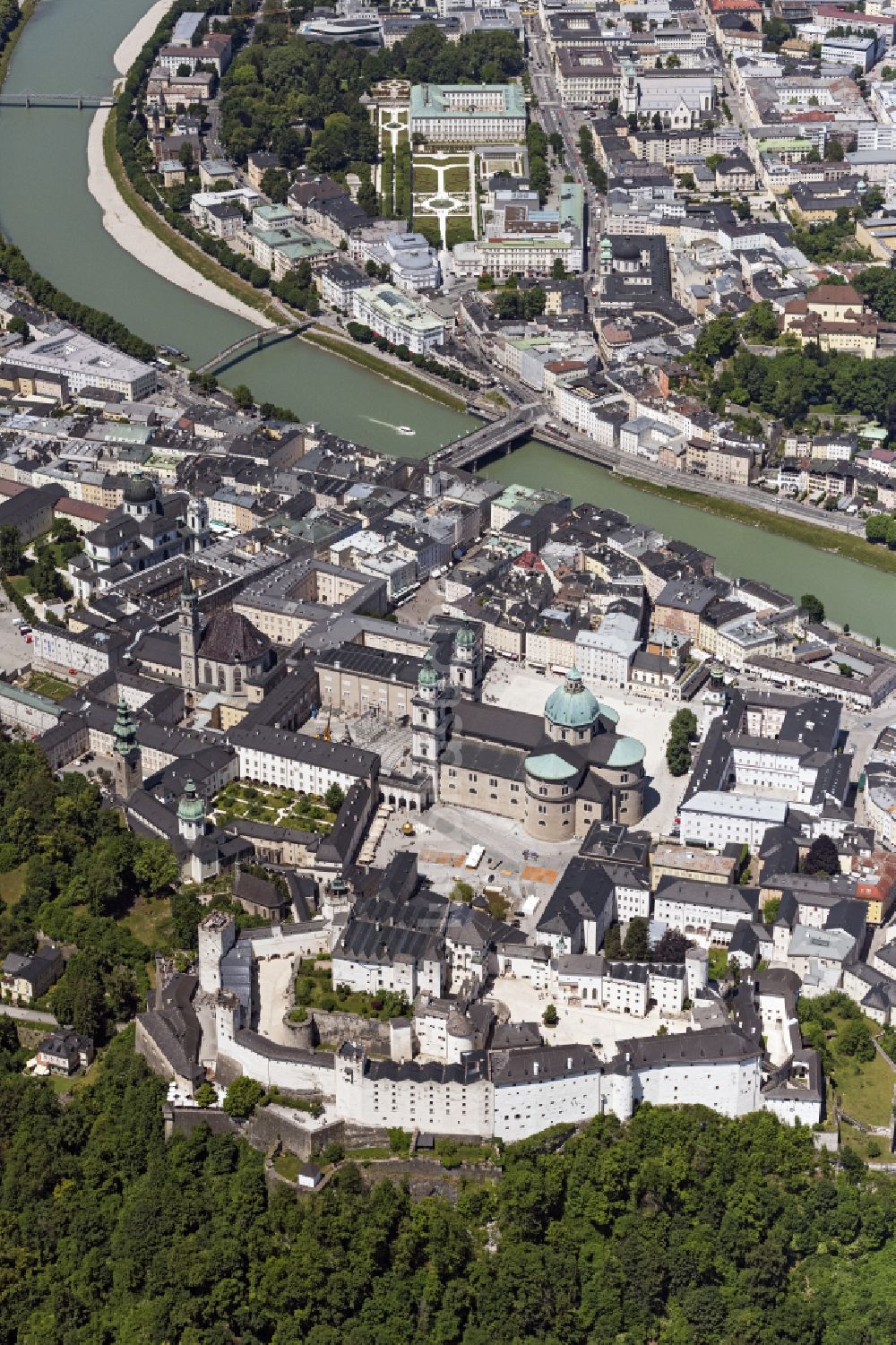 Salzburg aus der Vogelperspektive: Burg Festung Hohensalzburg in Salzburg in Österreich