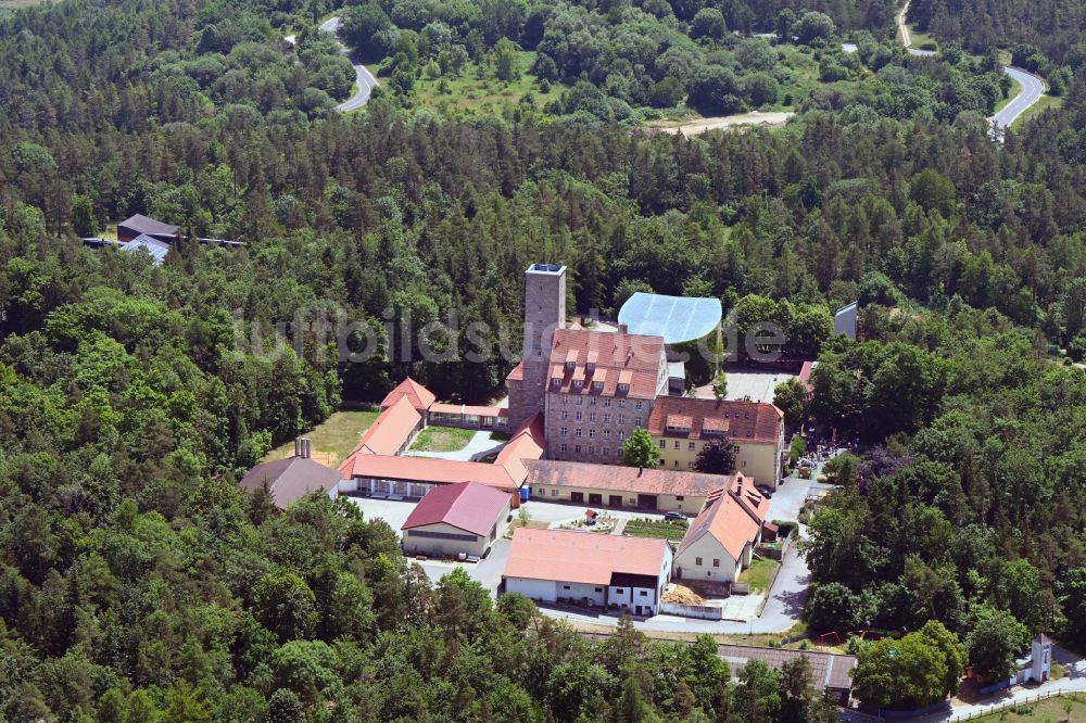 Luftaufnahme Ebermannstadt - Burg Feuerstein mit dem Jugendzentrum Jugendhaus Burg Feuerstein in Ebermannstadt im Bundesland Bayern, Deutschland
