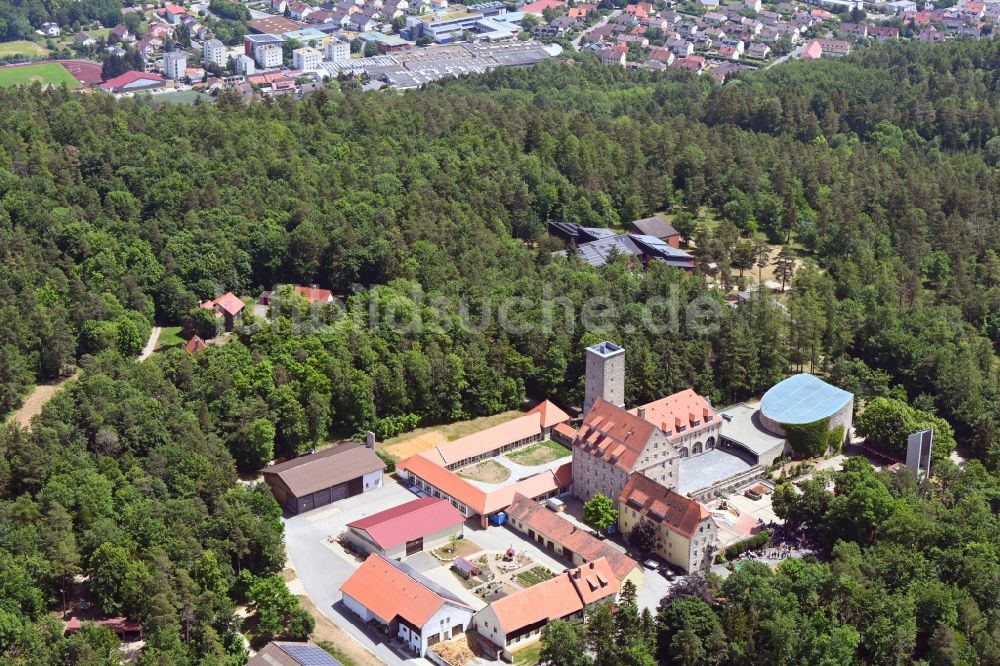 Ebermannstadt aus der Vogelperspektive: Burg Feuerstein mit dem Jugendzentrum Jugendhaus Burg Feuerstein in Ebermannstadt im Bundesland Bayern, Deutschland