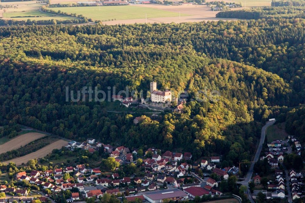 Haßmersheim aus der Vogelperspektive: Burg Guttenberg in Haßmersheim im Bundesland Baden-Württemberg, Deutschland