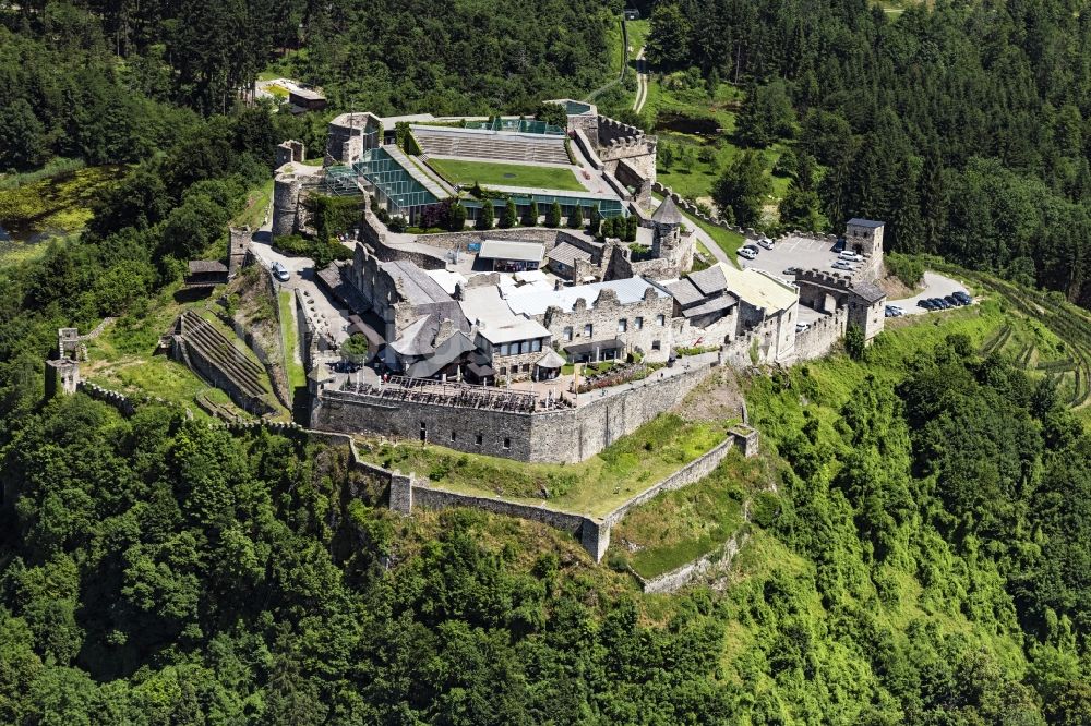Villach aus der Vogelperspektive: Burg Landskron Adler Arena in Villach in Kärnten, Österreich