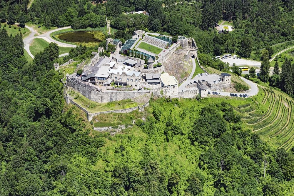 Luftaufnahme Villach - Burg Landskron Adler Arena in Villach in Kärnten, Österreich