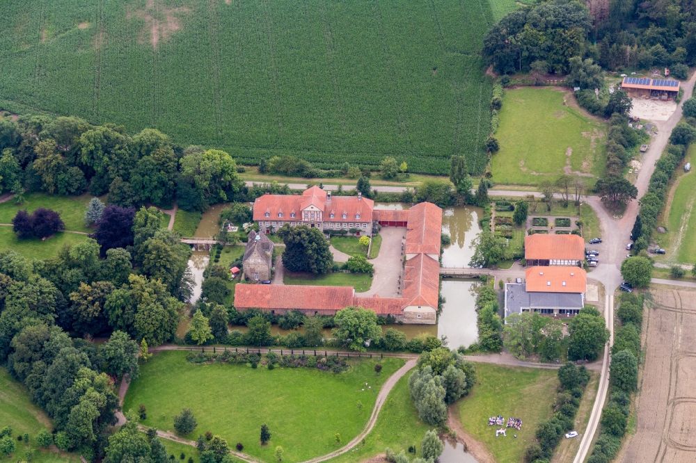 Luftaufnahme Stadthagen - Burg des Rittergut Remeringhausen entlang der Heuerßer Straße in Stadthagen im Bundesland Niedersachsen, Deutschland