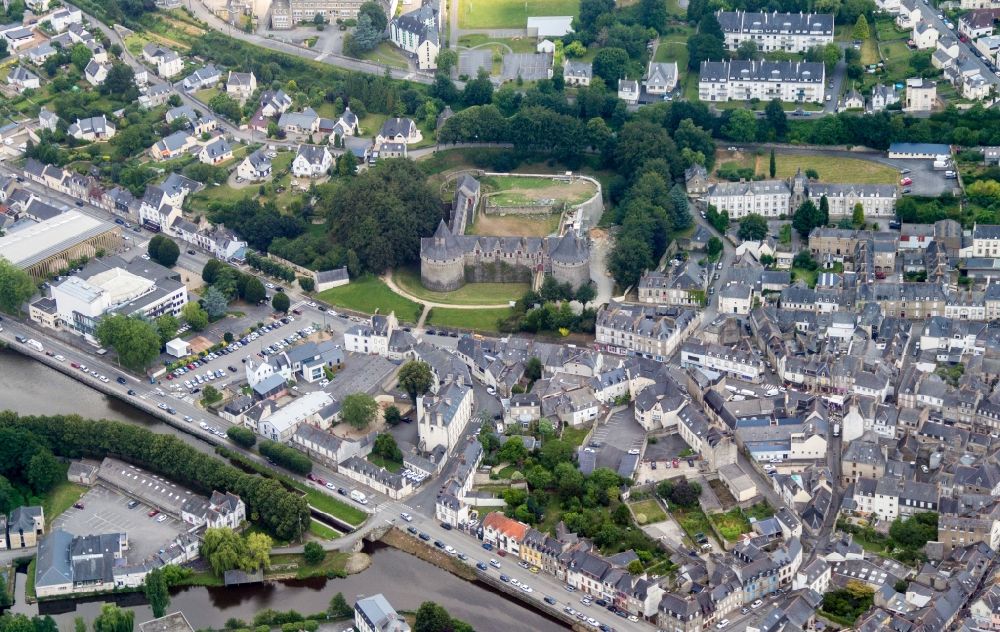 Luftaufnahme Pontivy - Burg Rohan in Pontivy in Bretagne, Frankreich