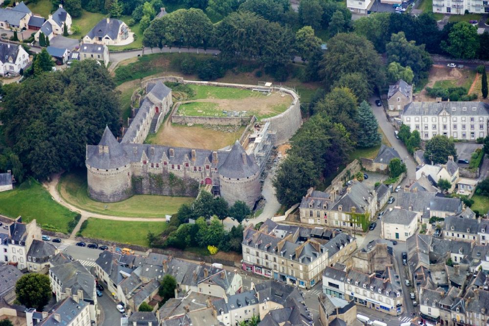 Pontivy von oben - Burg Rohan in Pontivy in Bretagne, Frankreich