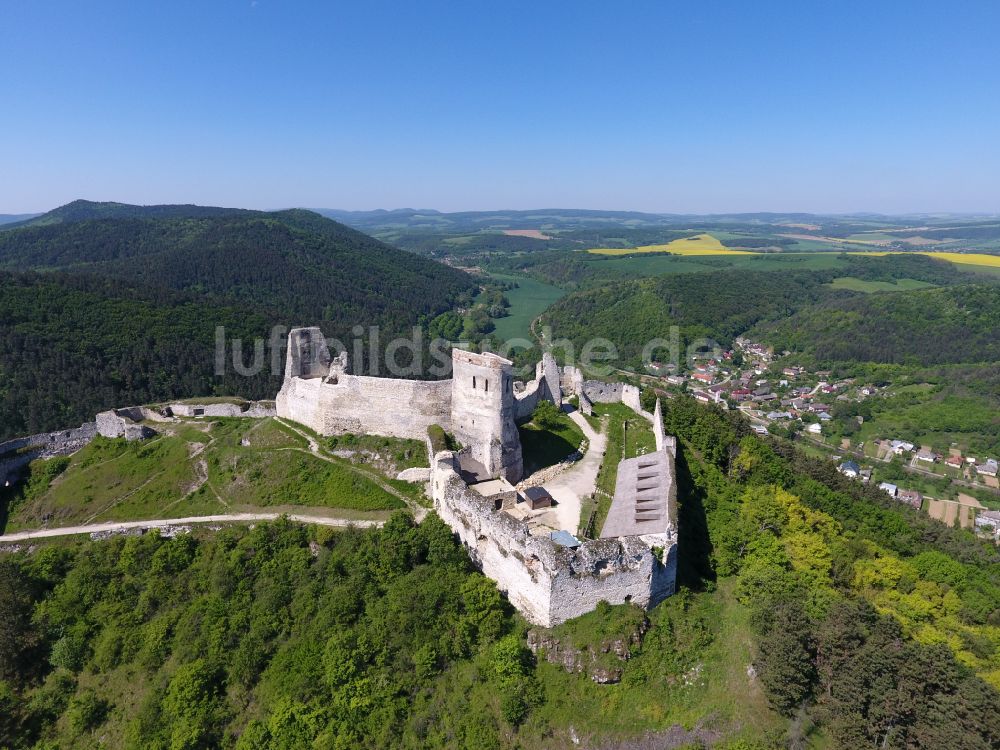 Visnove aus der Vogelperspektive: Burg Schächtitz in Visnove in Trenciansky kraj, Slowakei