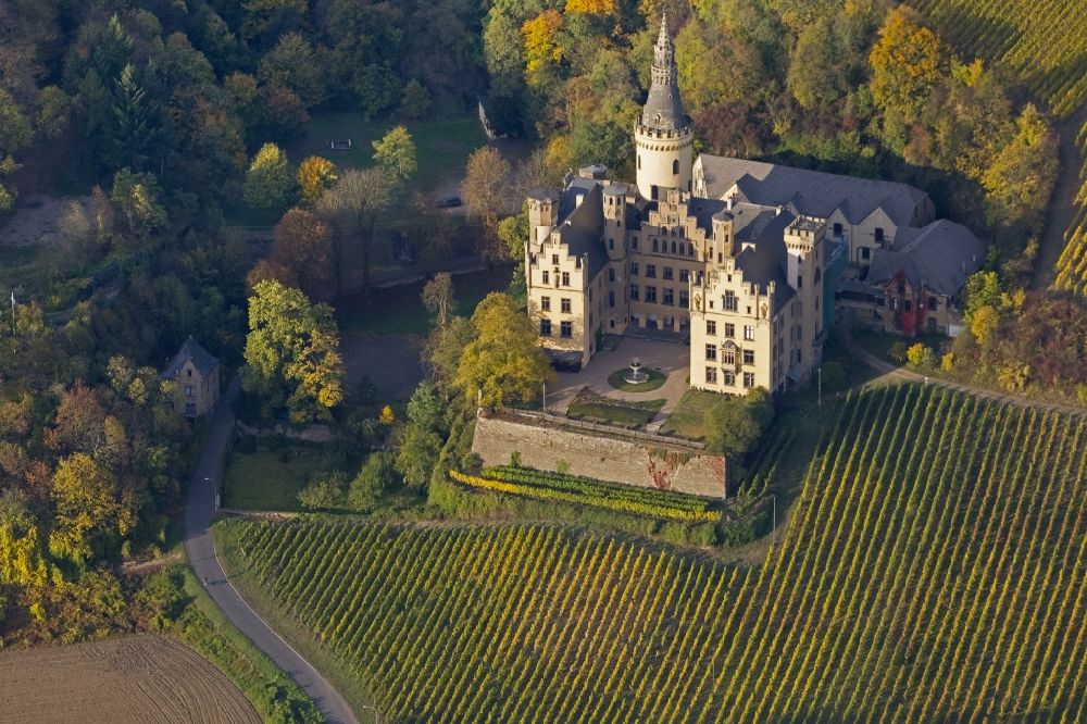 Bad Hönningen aus der Vogelperspektive: Burg / Schloss Arensfels im herbstlichen Rheintal bei Bad Hönningen im Bundesland Rheinland-Pfalz