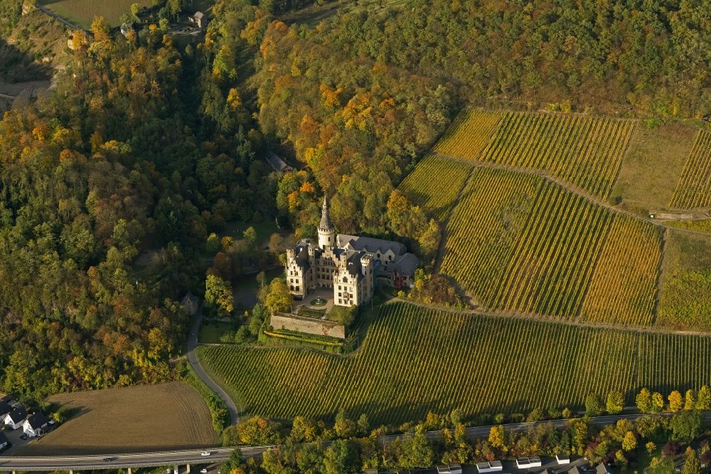 Luftbild Bad Hönningen - Burg / Schloss Arensfels im herbstlichen Rheintal bei Bad Hönningen im Bundesland Rheinland-Pfalz