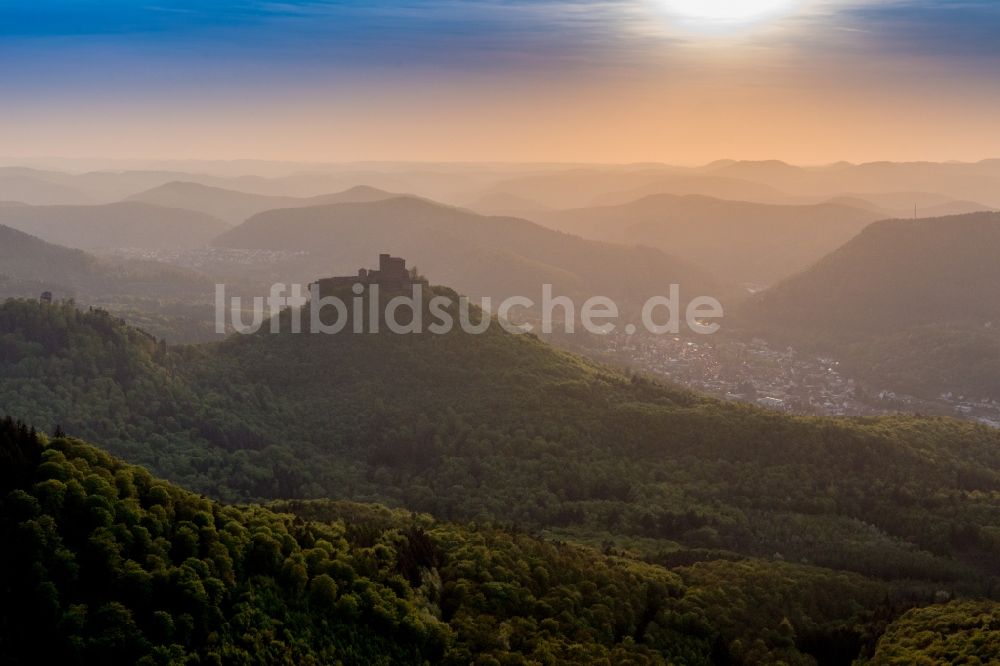 Luftaufnahme Annweiler am Trifels - Burg Trifels im Gegenlicht über dem Pfälzerwald in Annweiler am Trifels im Bundesland Rheinland-Pfalz, Deutschland