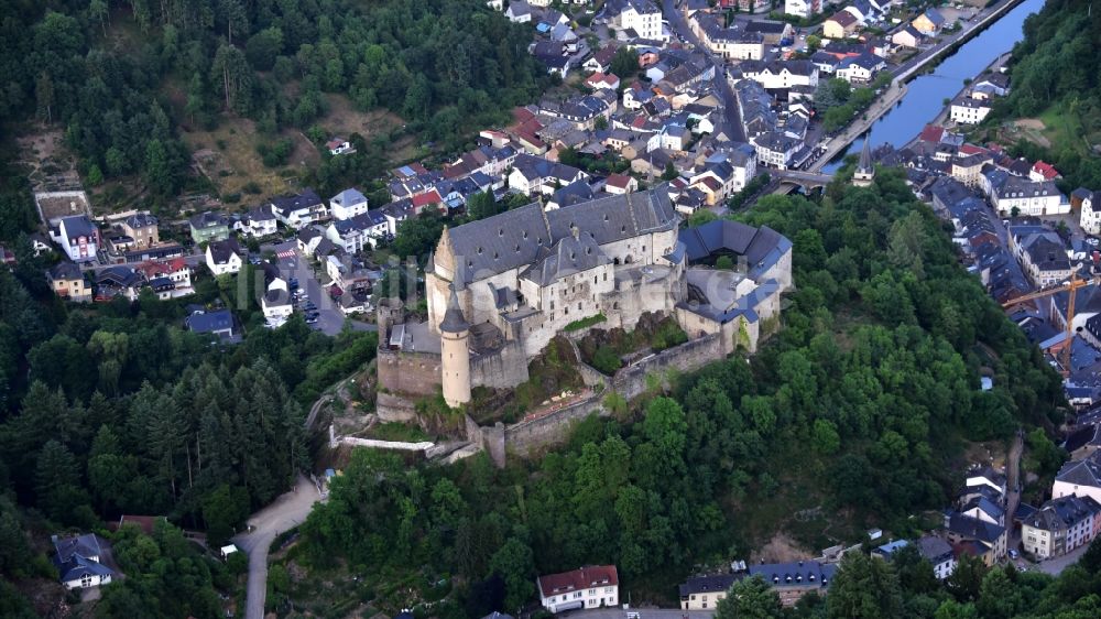 Vianden von oben - Burg Vianden in Vianden in Diekirch, Luxemburg