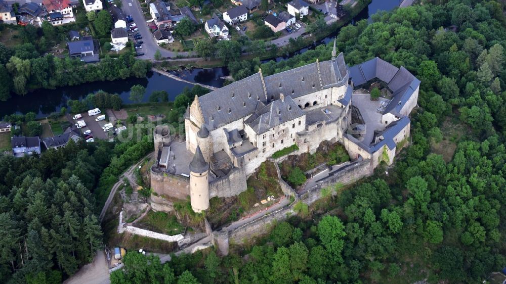 Vianden aus der Vogelperspektive: Burg Vianden in Vianden in Diekirch, Luxemburg