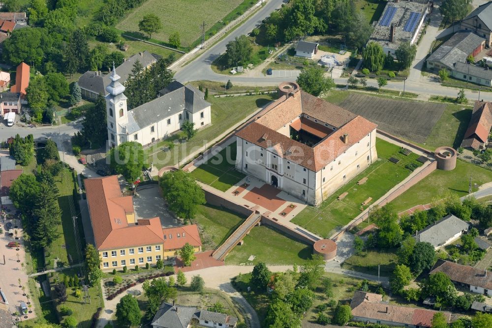 Ozora aus der Vogelperspektive: Burg an der Várhegy in Ozora in Tolnau, Ungarn