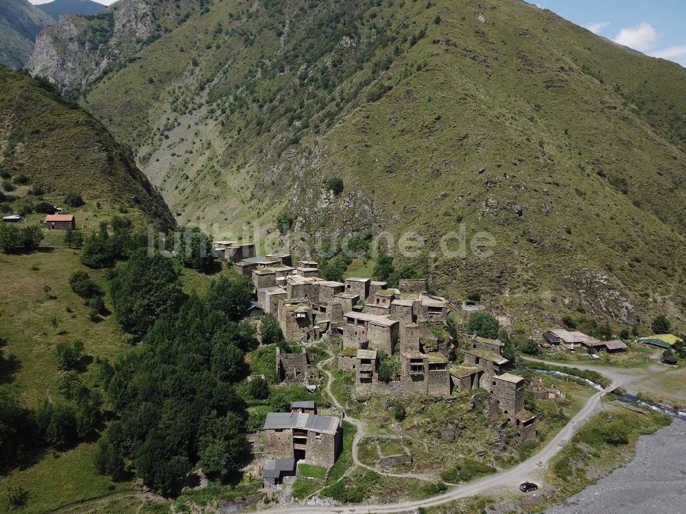 Luftaufnahme Schatili - Burg und Wehrdorf in Schatili in Mtskheta-Mtianeti, Georgien