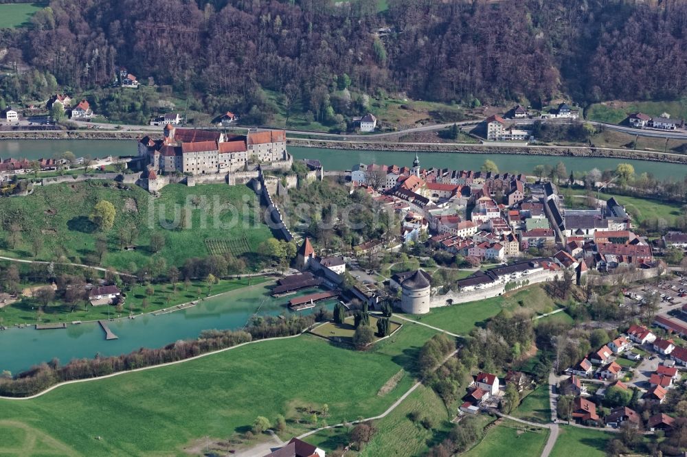 Luftaufnahme Burghausen - Burganlage und Altstadt Burghausen im Bundesland Bayern