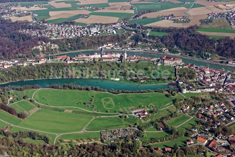Burghausen von oben - Burganlage und Altstadt Burghausen im Bundesland Bayern