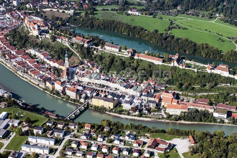 Burghausen von oben - Burganlage und Altstadt Burghausen im Bundesland Bayern