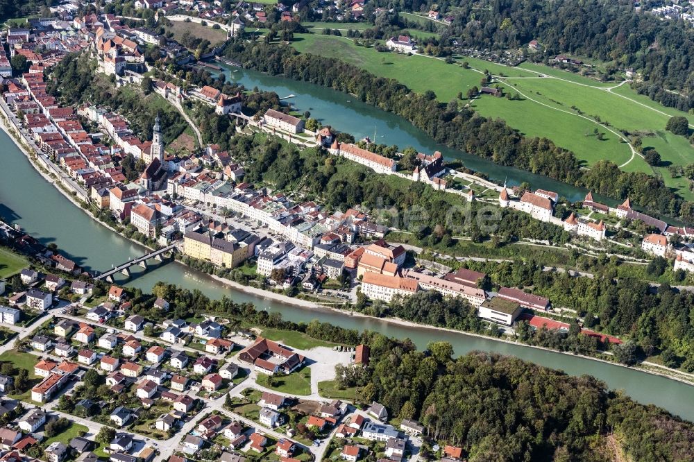 Burghausen aus der Vogelperspektive: Burganlage und Altstadt Burghausen im Bundesland Bayern