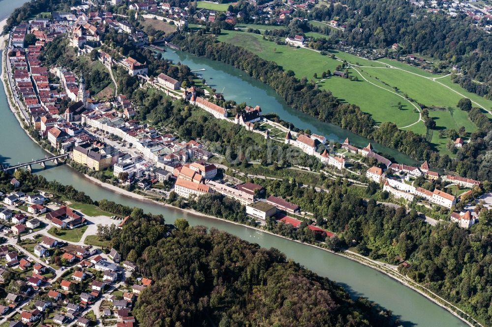 Luftbild Burghausen - Burganlage und Altstadt Burghausen im Bundesland Bayern