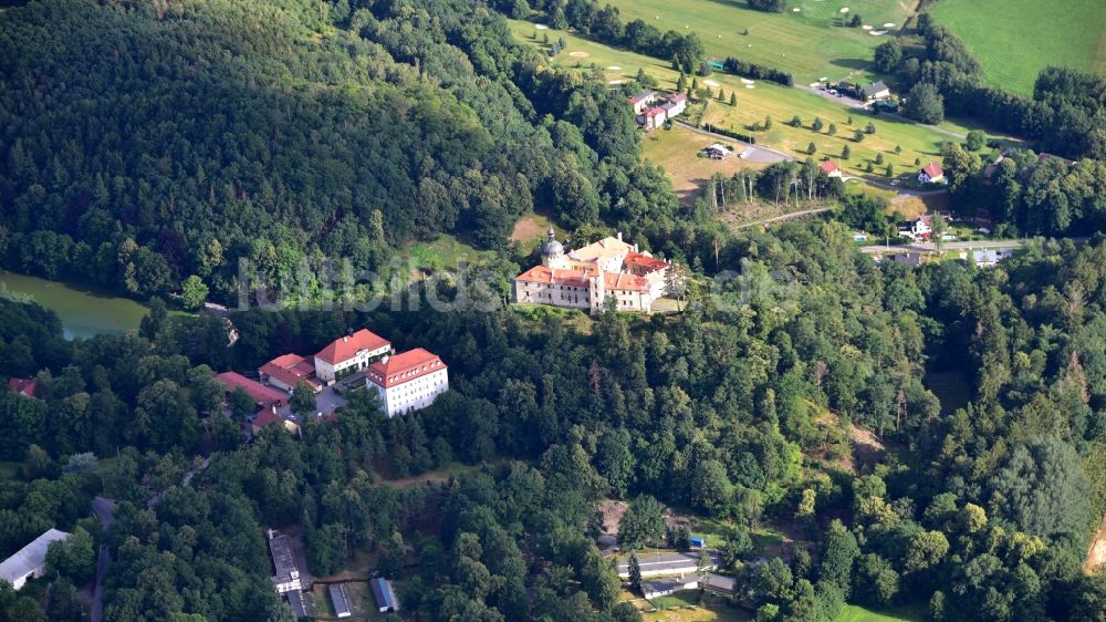 Luftaufnahme Chotyne - Burganlage der Burg Grabstejn ( Grabenstein ) in Chotyne in Liberecky kraj, Tschechien