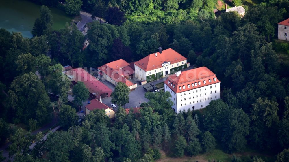 Chotyne von oben - Burganlage der Burg Grabstejn ( Grabenstein ) in Chotyne in Liberecky kraj, Tschechien